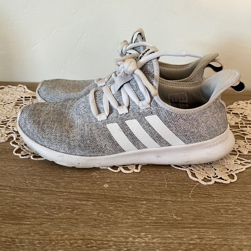 Women’s adidas cloud foam tennis shoes 9.5 grey & white walking shoes